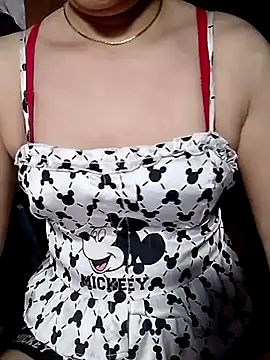 Snapshot of YiyinLy chatting on July 17, 2026, 8:57 pm YiyinLy online show from July 17, 2026, 8:57 pm