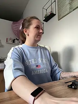 Amy  Leee  online show from April 7, 2026, 11:10 am