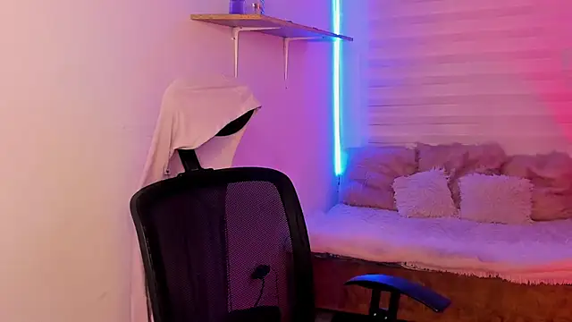 Snapshot of Emily_Lindey chatting on October 24, 2025, 3:25 am Emily Lindey online show from October 24, 2025, 3:25 am