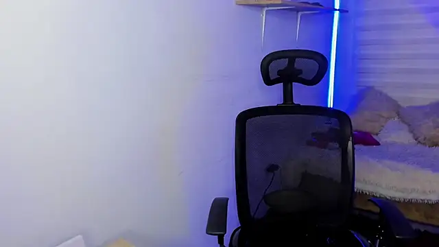 Snapshot of Emily_Lindey chatting on October 31, 2025, 5:08 am Emily Lindey online show from October 31, 2025, 5:08 am