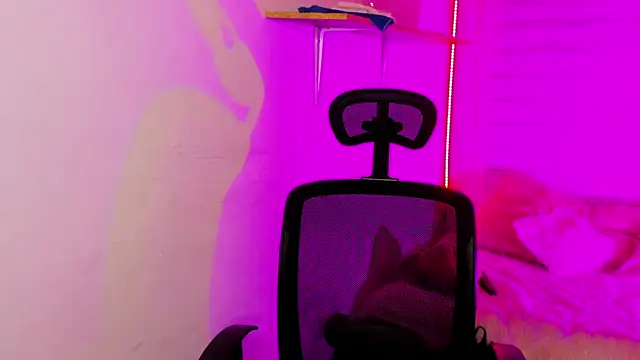 Snapshot of Emily_Lindey chatting on November 18, 2025, 3:23 am Emily Lindey online show from November 18, 2025, 3:23 am