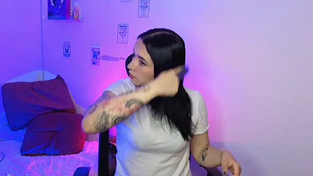 Emily Lindey online show from April 14, 2026, 3:56 am