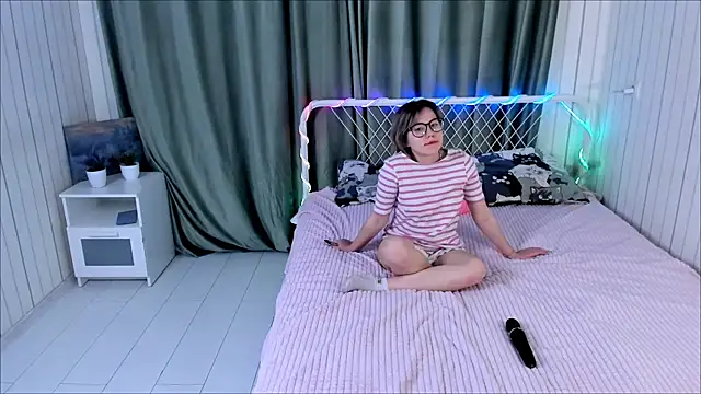 AlisiaEthen online show from November 14, 2025, 8:40 pm