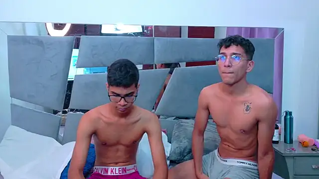 Snapshot of Desire4Duo chatting on October 18, 2025, 1:34 pm Desire4Duo online show from October 18, 2025, 1:34 pm