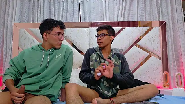 Snapshot of Desire4Duo chatting on October 25, 2025, 1:07 pm Desire4Duo online show from October 25, 2025, 1:07 pm