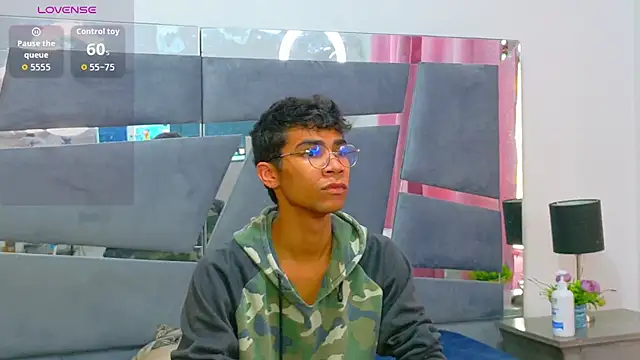 Snapshot of Desire4Duo chatting on November 15, 2025, 1:40 pm Desire4Duo online show from November 15, 2025, 1:40 pm