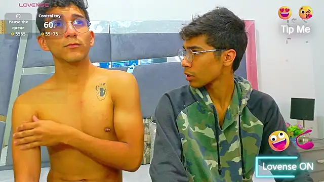 Snapshot of Desire4Duo chatting on November 17, 2025, 1:06 pm Desire4Duo online show from November 17, 2025, 1:06 pm