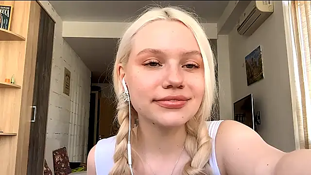 Snapshot of LupeLewitt chatting on October 17, 2025, 11:24 am LupeLewitt online show from October 17, 2025, 11:24 am