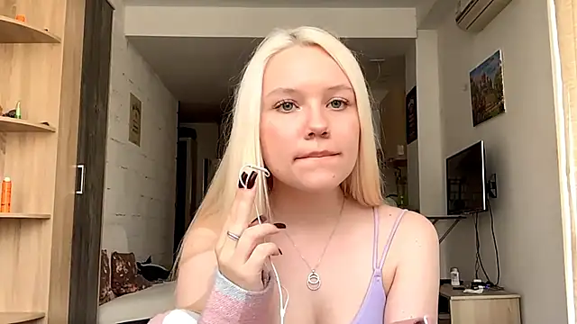 Snapshot of LupeLewitt chatting on October 20, 2025, 12:16 pm LupeLewitt online show from October 20, 2025, 12:16 pm