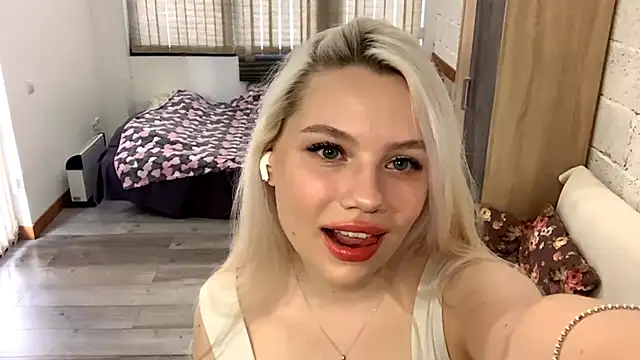 Snapshot of LupeLewitt chatting on November 9, 2025, 12:36 pm LupeLewitt online show from November 9, 2025, 12:36 pm