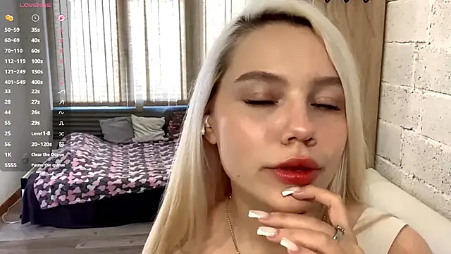 Snapshot of LupeLewitt chatting on November 17, 2025, 11:38 am LupeLewitt online show from November 17, 2025, 11:38 am