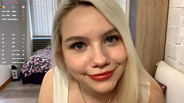 Snapshot of LupeLewitt chatting on November 18, 2025, 6:29 am LupeLewitt online show from November 18, 2025, 6:29 am