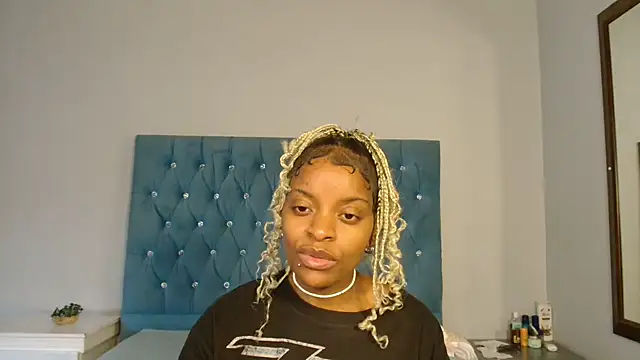 fifiqueen25 online show from June 25, 2026, 1:26 pm