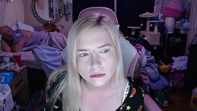 Snapshot of AddisonSparks chatting on October 16, 2025, 6:58 am AddisonSparks online show from October 16, 2025, 6:58 am