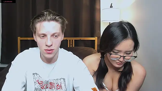 Snapshot of Blossomandbee chatting on December 3, 2025, 12:07 am Blossomandbee online show from December 3, 2025, 12:07 am