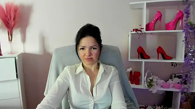 Mollybloom40 online show from April 8, 2026, 6:35 am