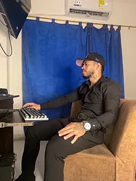 Kylian Alessandro online show from November 25, 2025, 11:43 am