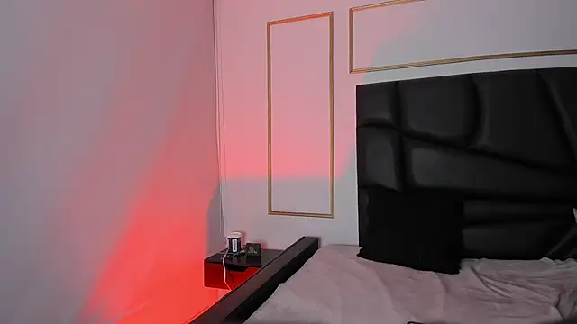 AnnieAndLeandro online show from March 26, 2026, 10:04 pm