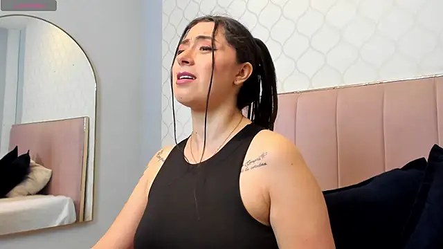 JuliethCruz  online show from March 15, 2026, 6:47 pm