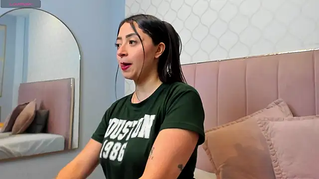 Snapshot of JuliethCruz_ chatting on May 6, 2026, 6:13 pm JuliethCruz online show from May 6, 2026, 6:13 pm