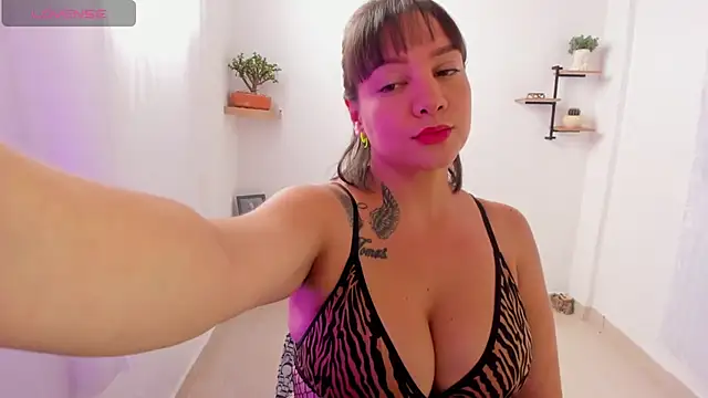 Saraarouusee online show from November 10, 2025, 2:49 pm