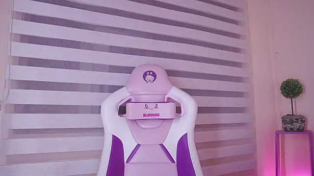 Meggie  online show from December 3, 2025, 12:18 am