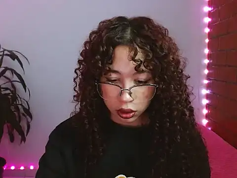 Snapshot of Medussa3033 chatting on November 1, 2025, 12:12 am Medussa3033 online show from November 1, 2025, 12:12 am