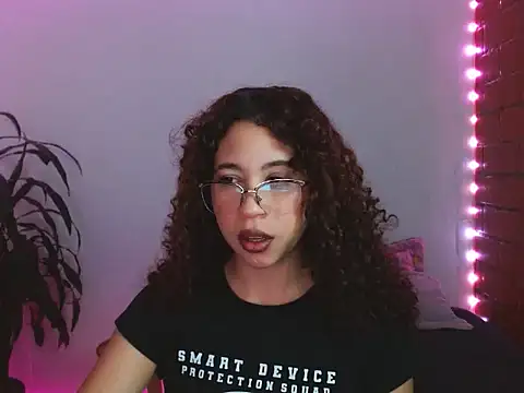 Snapshot of Medussa3033 chatting on November 6, 2025, 2:45 am Medussa3033 online show from November 6, 2025, 2:45 am