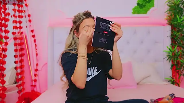 AriannaSins online show from February 6, 2025, 1:54 pm