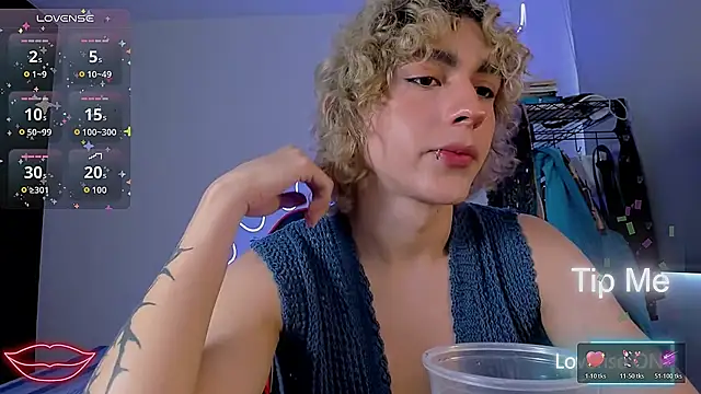 Snapshot of Lyric_Mirage chatting on November 12, 2025, 9:03 pm Lyric Mirage online show from November 12, 2025, 9:03 pm