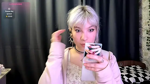 ElnoraVanord online show from October 28, 2025, 6:10 pm