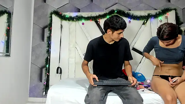 Snapshot of NicollAndJulian chatting on November 28, 2025, 1:14 pm NicollAndJulian online show from November 28, 2025, 1:14 pm