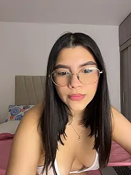 Julietalcl online show from April 4, 2026, 9:07 am