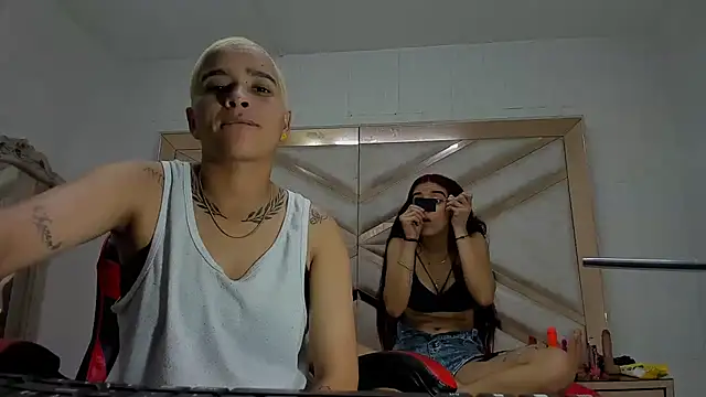 AbiAndThiagoRs online show from November 3, 2025, 7:59 pm