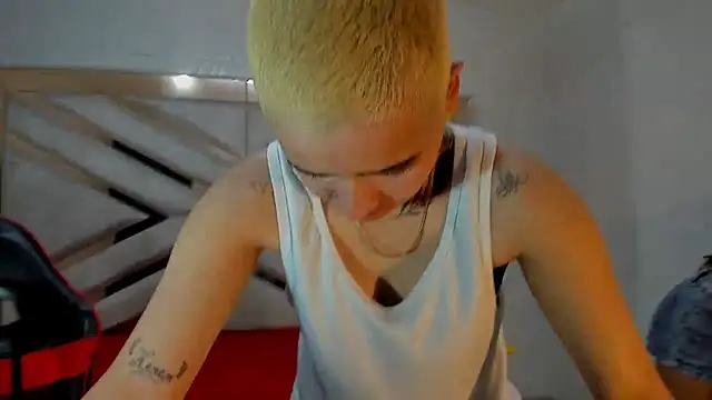 AbiAndThiagoRs online show from November 4, 2025, 7:24 pm