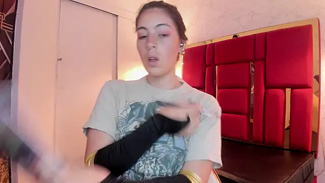 moon winy online show from November 11, 2025, 11:43 am