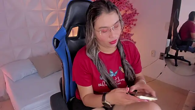 Snapshot of clara_luu_ chatting on February 28, 2026, 7:15 pm clara luu online show from February 28, 2026, 7:15 pm