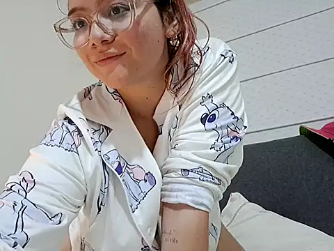 Red Lola  online show from October 19, 2025, 4:46 am