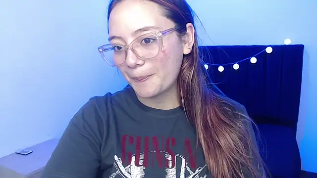 Red Lola  online show from November 2, 2025, 2:19 pm