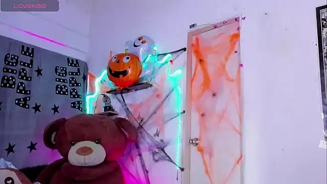 latina sexyhorny online show from November 1, 2025, 8:33 pm