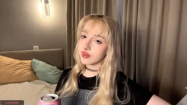 Milkmoriee online show from November 14, 2025, 3:11 pm