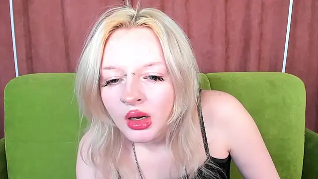 Snapshot of AlessaKiss chatting on October 25, 2025, 1:35 am AlessaKiss online show from October 25, 2025, 1:35 am