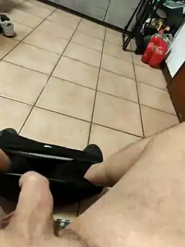 Snapshot of Italianstyle79 chatting on November 17, 2025, 5:08 pm Italianstyle79 online show from November 17, 2025, 5:08 pm