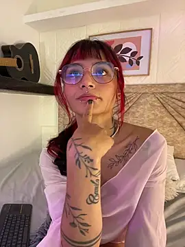 Snapshot of Emma_duff chatting on April 24, 2026, 12:18 pm Emma duff online show from April 24, 2026, 12:18 pm