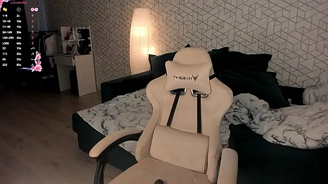 NayaValen online show from March 17, 2026, 3:33 am