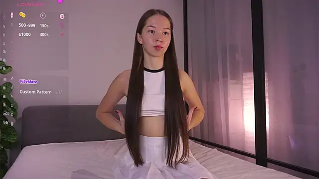 MayaHjelm online show from October 25, 2025, 5:37 am