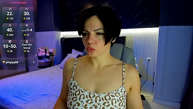 Maya Levin online show from November 9, 2025, 1:04 am