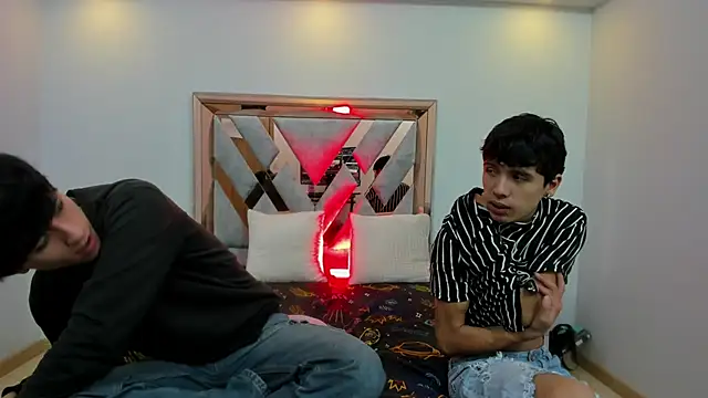 hoot booys  online show from November 24, 2025, 7:57 pm