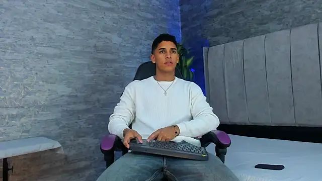 Zayne cross online show from October 17, 2025, 5:43 am