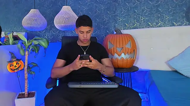 Zayne cross online show from October 18, 2025, 5:21 am